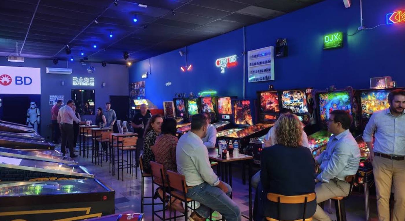 Fileira de máquinas de pinball na Base Experience
