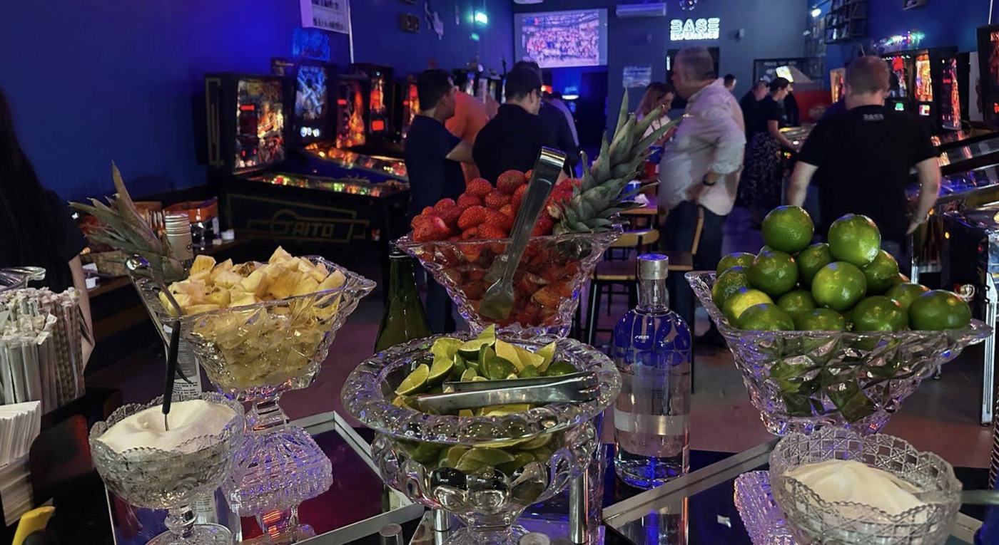 Balcão de drinks decorado com frutas na Base Experience
