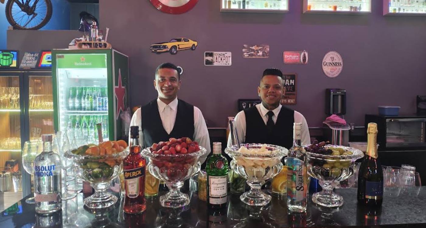 Bar da Base Experience com frutas e drinks preparados