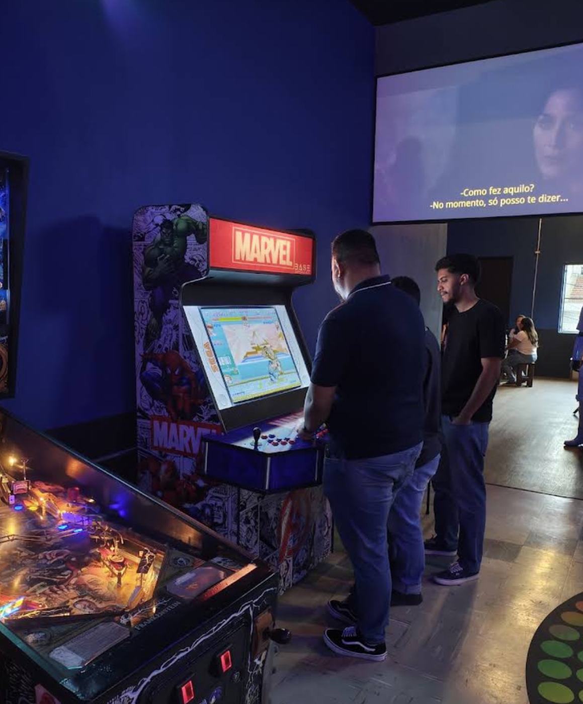 Cabine de arcade customizada Marvel na Base Experience